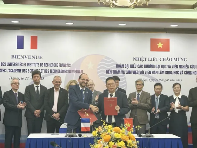 President of the Viet Nam Academy of Science and Technology and President of the French National Centre for Scientific Research (CNRS) sign the 2025–2028 Action Plan. (Photo: VNA)