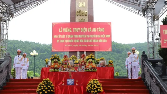 At the memorial service held in Ha Tinh Province for Vietnamese soldiers repatriated from Laos