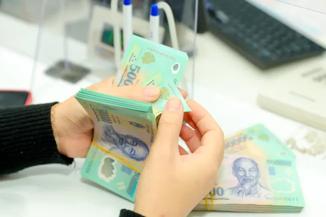Tiền gửi tăng cao, nhiều ngân hàng vẫn loay hoay giữ chân dòng vốn