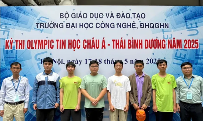 From left to right in the photo: Teacher Do Phan Thuan (Deputy Head of the Delegation); Nguyen Huy Phong, Ninh Quang Thang, Le Kien Thanh, Nguyen Xuan Chi Thanh, Nguyen Bui Duc Dung, Dang Huy Hau, Teacher Do Duc Dong (Head of the Delegation).