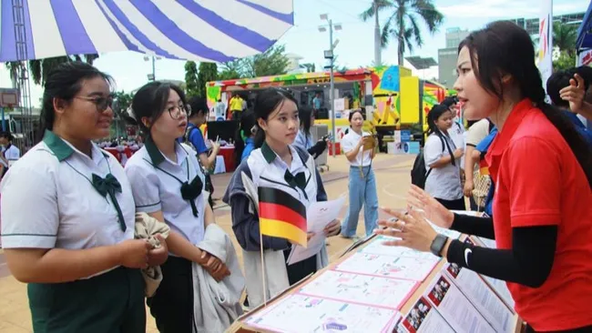‘German Career Truck’ programme draws much interest from Ninh Thuan students