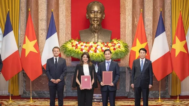 The agreement was formally handed over by Ngo Chi Dung, General Director and Chairman of the Board of VNVC, and Zainab Sadat Qayyum, President of Sanofi Southeast Asia–India, at a ceremony in the presence of Vietnamese President Luong Cuong and French President Emmanuel Macron. (Photo: NDO)
