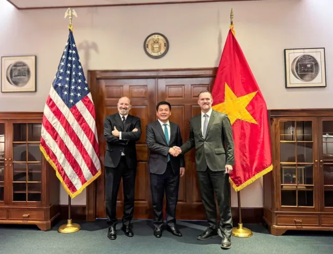 From left to right: US Secretary of Commerce Howard Lutnick, Vietnamese Minister of Industry and Trade Nguyen Hong Dien and Ambassador Jamieson Greer, US Trade Representative. (Photo: VNA)