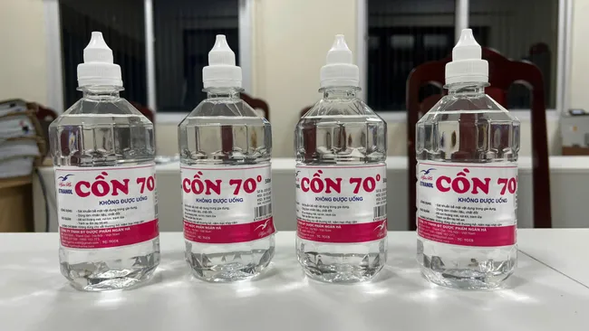 Cồn giả chứa methanol: "sát thủ thầm lặng" gây mù lòa, tử vong