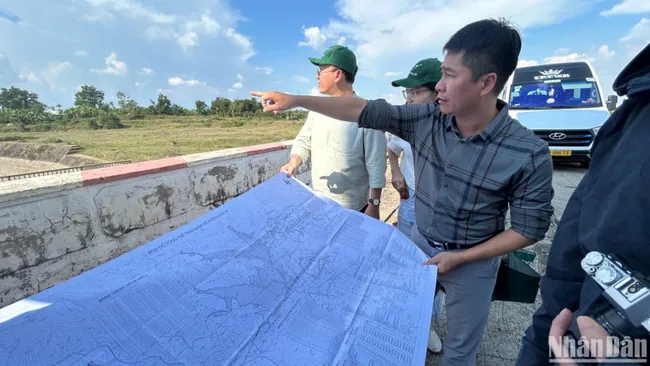 Phan Thanh Son, representative of the Project Design Board in Dak Lak, shared about the project with the delegation of the Australian Consulate General in Ho Chi Minh City. (Photo: NDO)