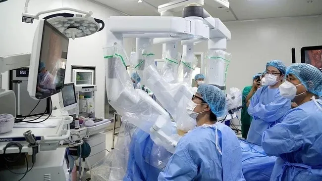 Doctors at K Hospital perform robotic surgery for gastrointestinal cancer. (Photo: NDO)