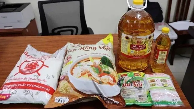 Fake monosodium glutamate and cooking oil products discovered and seized by authorised agencies. (Photo: NDO)