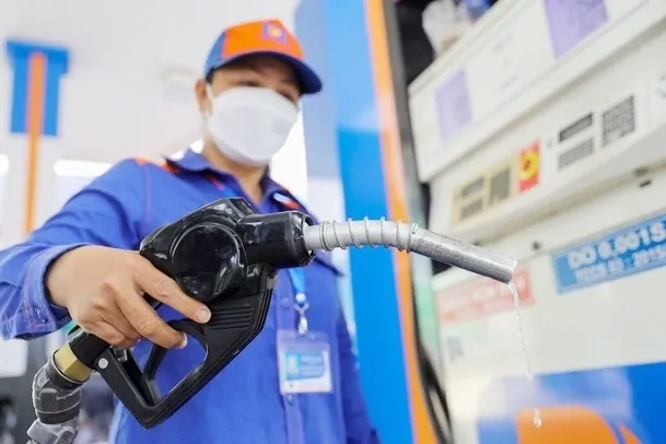 Giá xăng dầu đồng loạt tăng mạnh hơn 1.000 đồng/lít