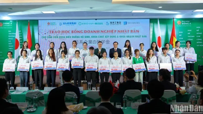 Outstanding students of Dong A University receive scholarships to participate in Japan’s one-year professional internship programme. (Photo: NDO)