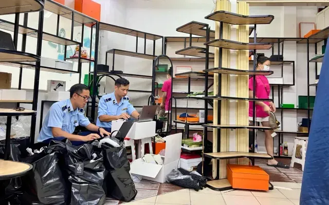 Hàng giả online: ẩn danh sau màn hình, giấu hàng trong căn hộ