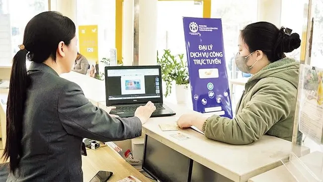 An online public service agency in Ha Noi.