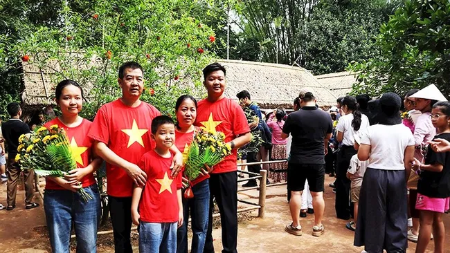 Sen Village welcomes large numbers of visitors in May to pay tribute to Uncle Ho