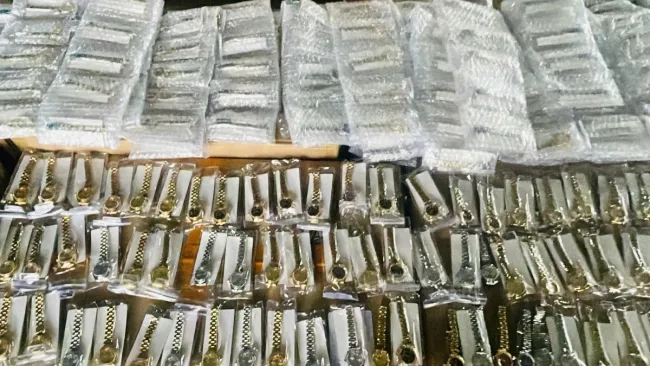 Hàng trăm chiếc Rolex giả mạo bị phát hiện và thu giữ, với tổng số lên tới 450 chiếc