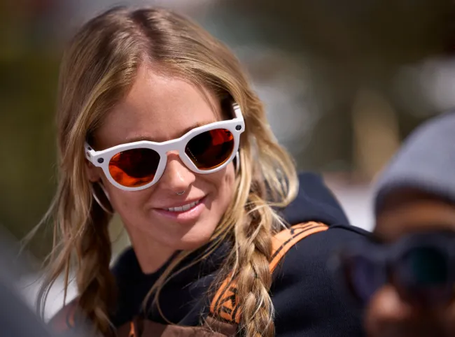 Meta chính thức ra mắt kính thông minh Oakley