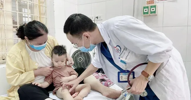 Parents and teachers must proactively prevent hand, foot and mouth disease in children (Photo provided by a doctor at Dong Da Hospital).