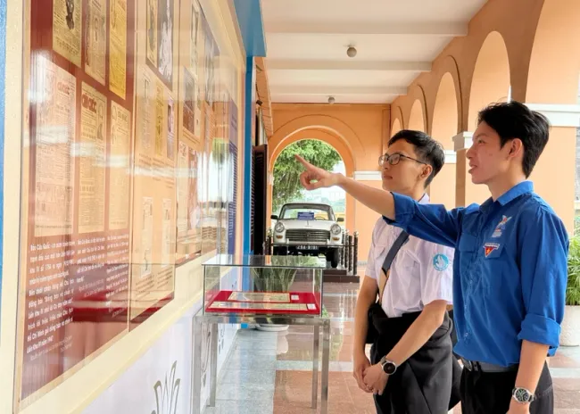 Students visit the exhibition (Photo: VNA)