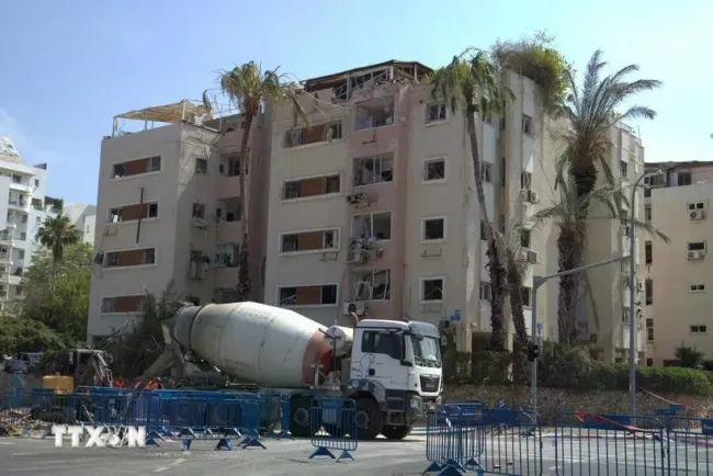 A residential building on Levy Eshkol Street in Tel Aviv is destroyed by a rocket strike in the early hours of June 16, 2025. (Photo: VNA)