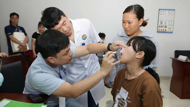 Medical staff from Viet Nam–Cuba Friendship Hospital conduct screening examinations for children as part of the programme.
