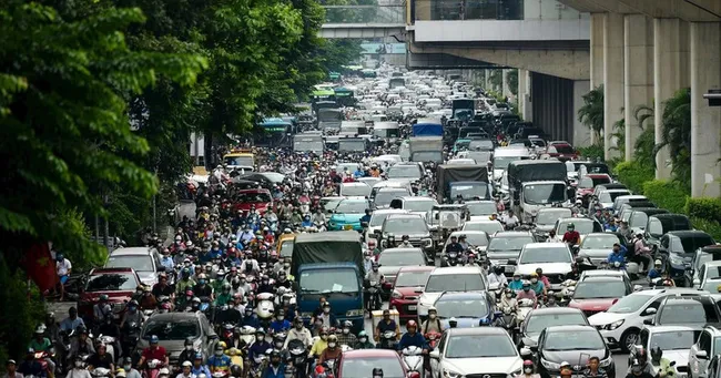 Vehicles crowd the streets of Hanoi during rush hour. (Photo: NDO)