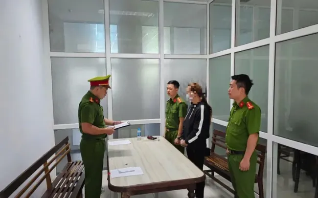 Phát hiện công ty mỹ phẩm "ma" sang chiết kem trôi nổi dán nhãn riêng