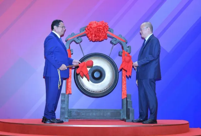 Thủ tướng Phạm Minh Chính đánh cồng khai mạc phiên giao dịch tại Sàn chứng khoán Thượng Hải