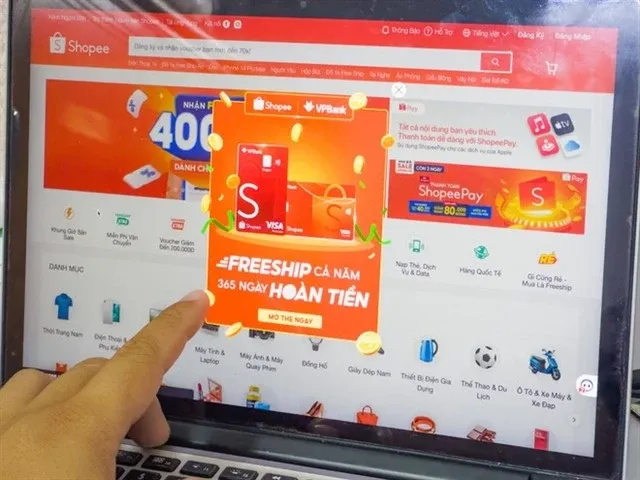 A customer shops online. In Vietnam, the e-commerce landscape is dominated by three major platforms. (Photo: VNA)