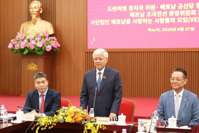 President of the VFF Central Committee Do Van Chien speaks at the meeting (Photo: VFF)