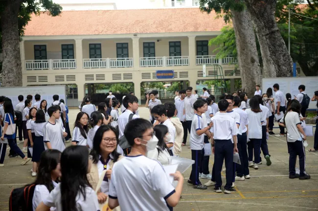 Xe hỏng giữa đường đi thi? Teen bình tĩnh "bẻ lái" vào trường gần nhất, thi nhờ luôn