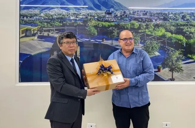 Dr. Ruben Zardoya, Rector of Emiliano Zapata University gives a present to Vietnamese Ambassador to Mexico Nguyen Van Hai (left). (Photo: VNA)