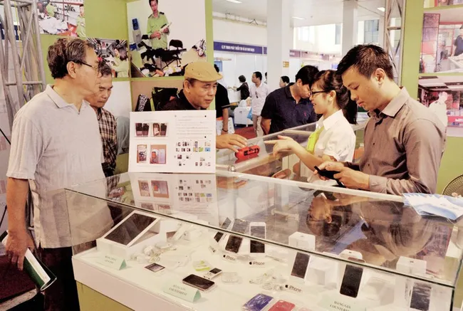 Fake and genuine phones displayed side-by-side to help consumers easily identify. (Photo: nhandan.vn)