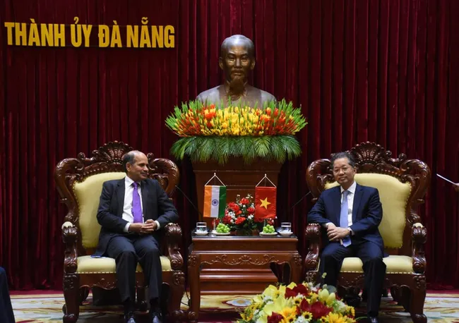 Nguyen Van Quang, Secretary of Da Nang Municipal Party Committee, hosts a reception for Sandeep Arya, Ambassador of India to Viet Nam. (Photo: ANH DAO)