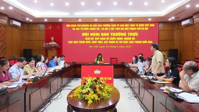 The Standing Committee of the Viet Nam Fatherland Front Committee of the City held a meeting to run trial the two-level local government model. (Photo: nhandan.vn)
