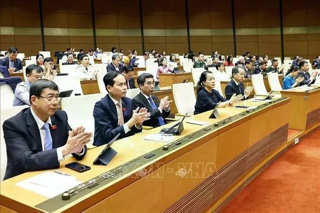 The National Assembly adopts the resolution on the International Financial Centre (IFC) in Vietnam, with 438 out of 447 legislators voting in favour, (Photo: VNA)