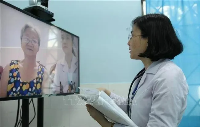 A doctor from the medical centre of Ward 16, Go Vap district, Ho Chi Minh City is providing an online medical examination for a patient. (Photo: VNA)