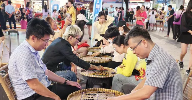 Locals take part in traditional folk games. (Photo: VNA)