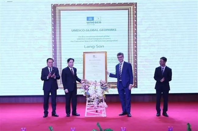 Jonathan Wallace Baker, UNESCO Representative in Vietnam (right), presents the UNESCO Global Geopark Certificate for Lang Son to the provincial leadership. (Photo: VNA)