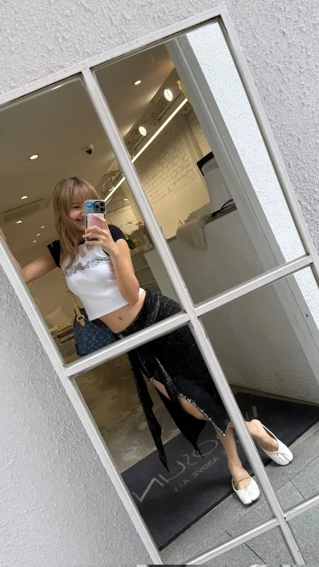Lisa “thả rương” đồ cũ: Fan hàn “chao đảo” săn item từ thiện, giá sale sập sàn chỉ từ 10%