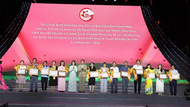 Organisations and individuals with outstanding achievements in implementing the project “Research and development of criteria for assessing happy families in Ho Chi Minh City for the 2021-2030 period” receive Certificates of Merit from the city’s People’s Committee.