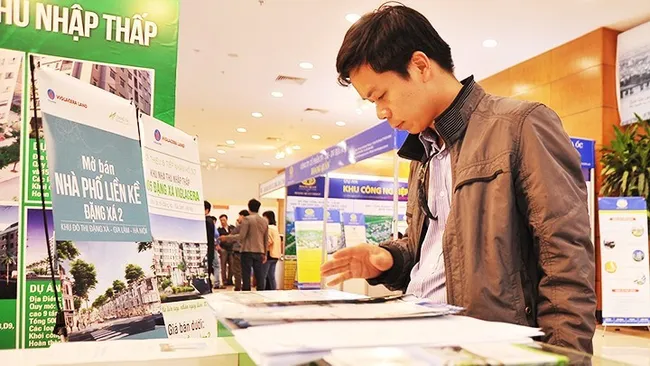 Residents seek information on social housing projects and purchasing procedures. (Photo: NDO)