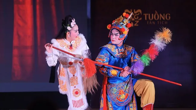 A scene from a ‘tuong play’ was brought to life on stage by People's Artist Loc Huyen and artist Manh Linh. (Photo courtesy of the organisers)