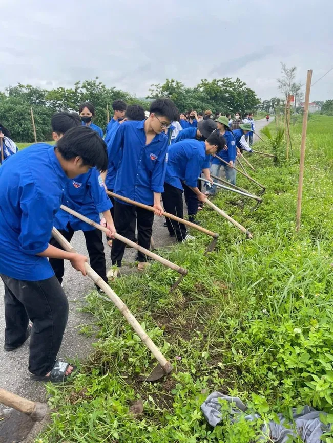 Bac Giang youths join hands to clean the environment and protect rural landscapes. (Photo: Bac Giang Provincial Youth Union)