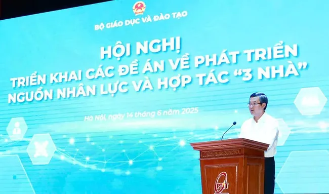 Deputy Minister of Education and Training Nguyen Van Phuc speaks at the event