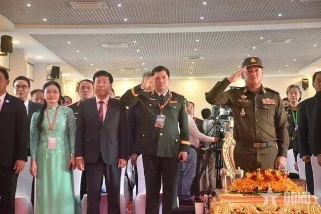 People at the At a ceremony held at Techo Koh Thmar X16 military historical relic site in Koh Thmar hamlet, Memut district, Tboung Khmum on June 20 to mark the 48th anniversary of the Cambodia’s journey to overthrow the Pol Pot regime. (Photo: qdnd.vn)
