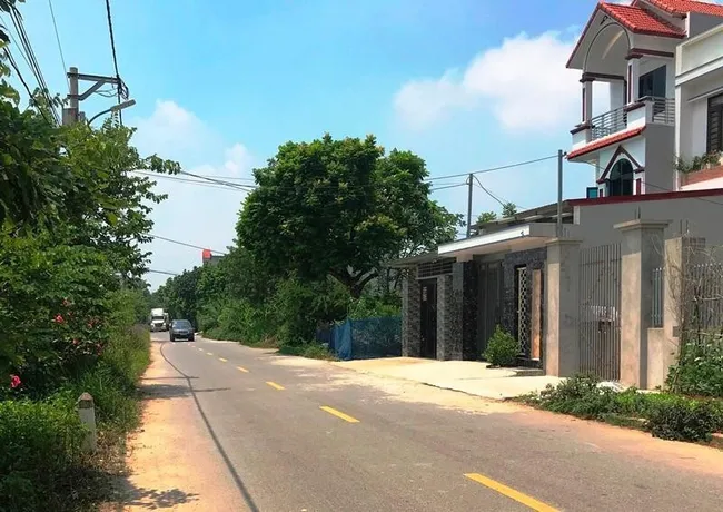 Inter-commune road passing through Dong Phu Commune (Chuong My District, Ha Noi) — a commune recently recognised as meeting the advanced new-style rural standards. (Photo: NDO)