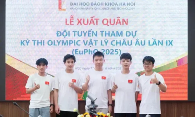 The Vietnamese team comprised five high school students at the European Physics Olympiad. (Photo: HUST)