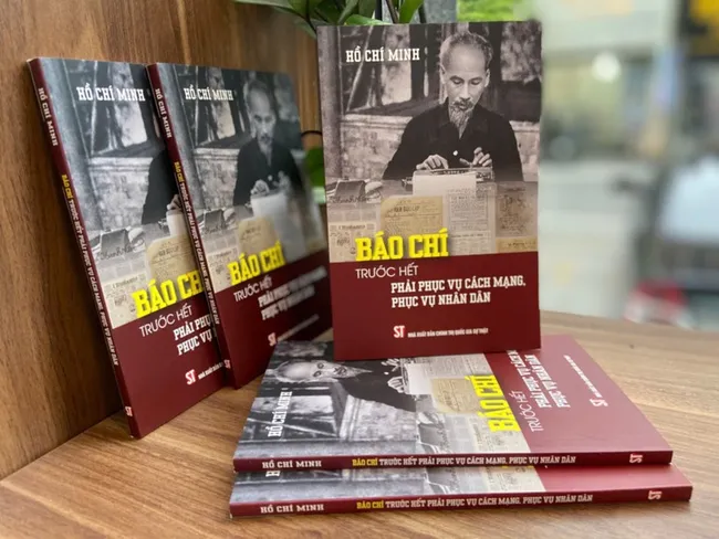 The book featuring President Ho Chi Minh's words on journalism.