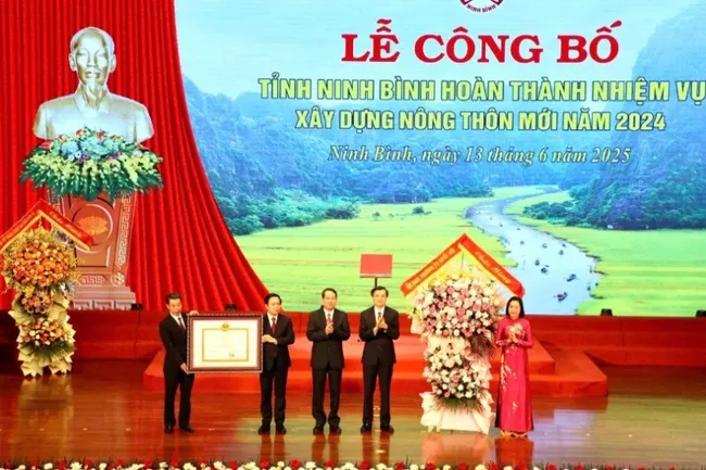 On behalf of Party and State leaders, Vice Chairwoman of the National Assembly Nguyen Thi Thanh presents the Prime Minister’s decision to the provincial leaders of Ninh Binh Province (Photo: NDO)