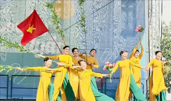An art performance at Vietnamese Cultural Days in Budapest, Hungary. (Photo: VNA)