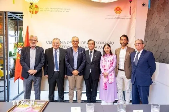 Chargé d’Affaires at the Vietnamese Embassy in Portugal Nguyen Manh Thang (second, left) and representatives of the Portugal–Vietnam Friendship Association. (Photo: VNA)
