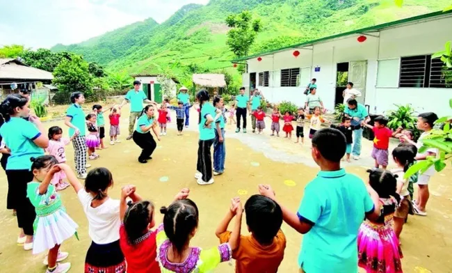 Members of the “Warm Winter for Highland Children” project with students of Pa Phang 2 satellite campus of Phin Ho Kindergarten (Sin Ho District, Lai Chau Province) at the inauguration of two new classrooms. (Photo: NDO)